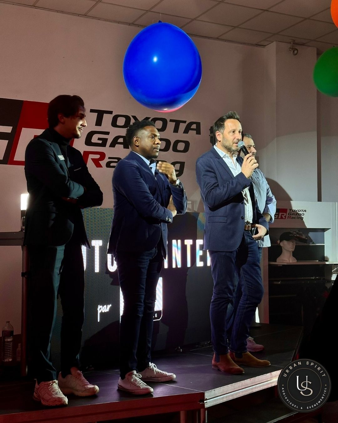 Prise de parole soirée reveal Toyota – scène éclairée Urban Spirit, rendu propre pour discours et captation