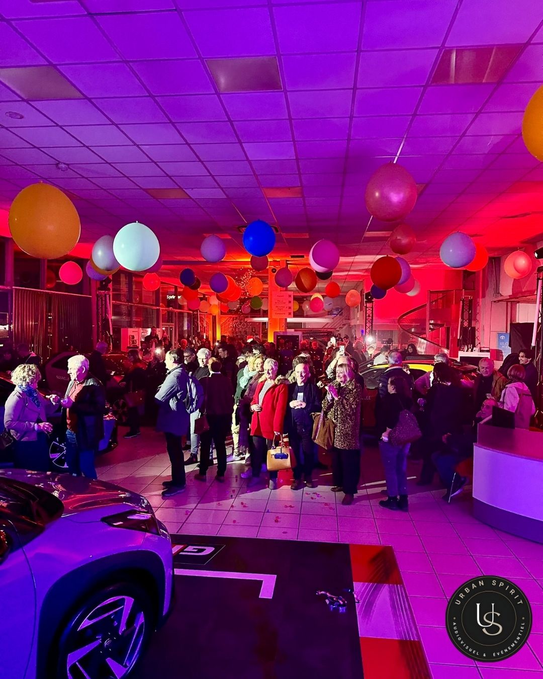 Ambiance globale soirée reveal Toyota Aygo X Hybride – colorimétrie calibrée Urban Spirit Audiovisuel