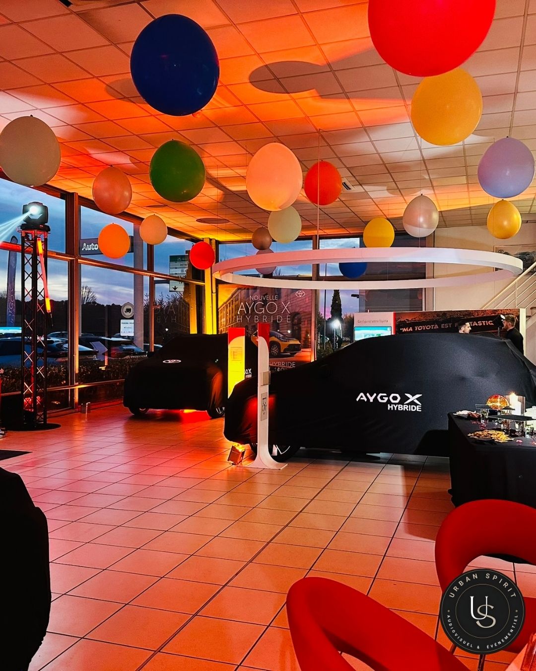 Zone véhicules reveal Toyota Aygo X Hybride – mise en valeur produit et circulation lisible pour le public