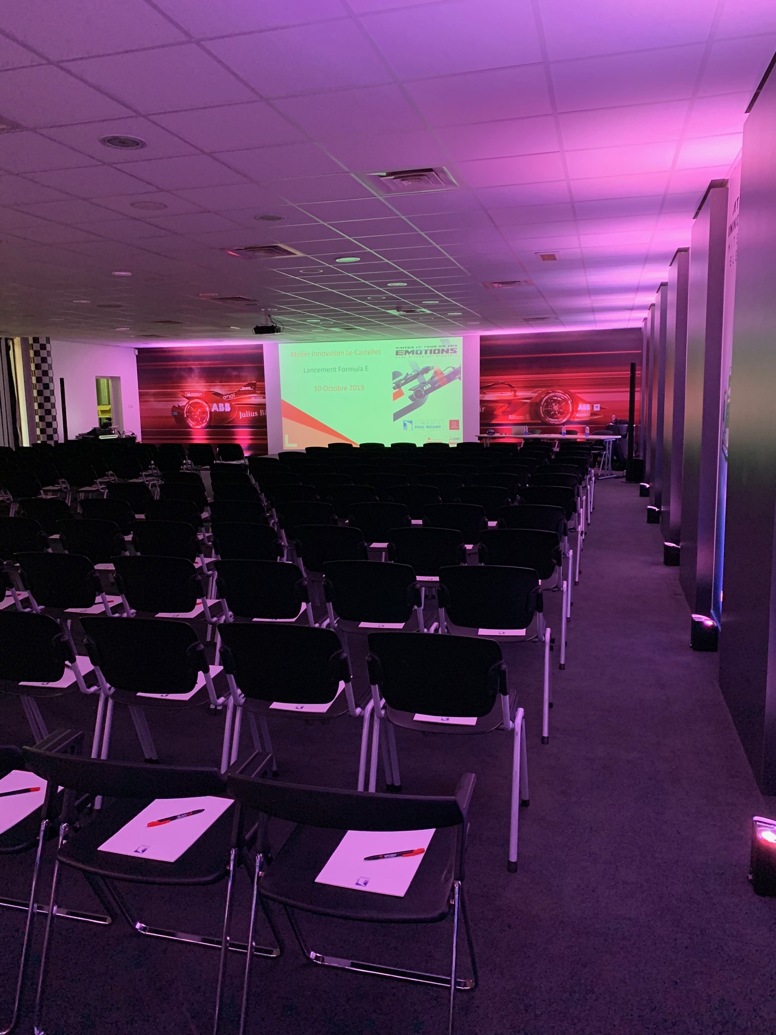 Installation conférence et séminaire avec projection et éclairage d’ambiance