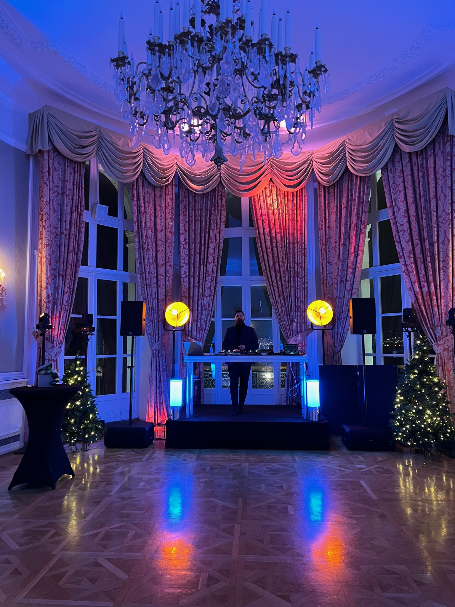 Soirée corporate avec DJ et mise en lumière dans un lieu de réception haut de gamme
